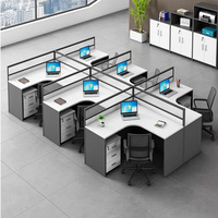 Poste de travail modulaire en bois blanc pour employés, avec écran de séparation et casier intégré, au design moderne et épuré, pour bureau commercial