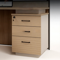 Poste de travail en L minimaliste avec écran de séparation et ensemble de chaises de bureau pour 2 ou 3 personnes