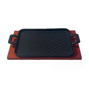 Assiette de <span class=keywords><strong>barbecue</strong></span> en forme de rectangle en <span class=keywords><strong>fonte</strong></span> avec deux poignées Assiette à steak avec base en bois - Product Image 3