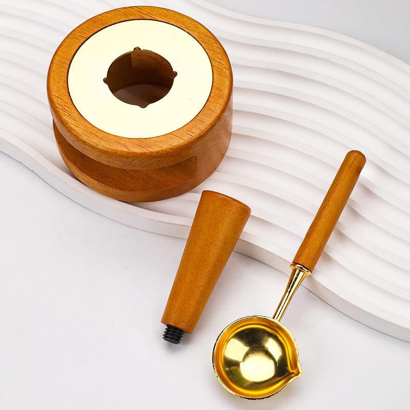 Ensemble de trois pièces avec manche en radis en bois jaune