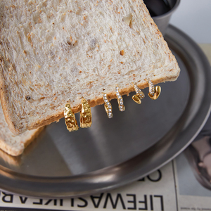 J & D ต่างหูสแตนเลสชุบทอง18K แบบมินิมอลเครื่องประดับต่างหูห่วงรูปตัวซี - Product Image 5