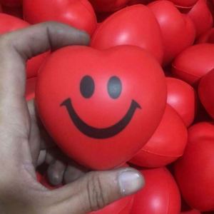 Balle anti-stress en mousse PU souple rouge en forme de cœur avec logo personnalisé, cadeau pour les enfants lors de fêtes - Product Image 5