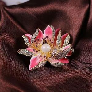 Broche de flor rosa con diamantes de imitación de estilo chino, broche de diseñador de flor de loto con perlas para mujer - Product Image 2