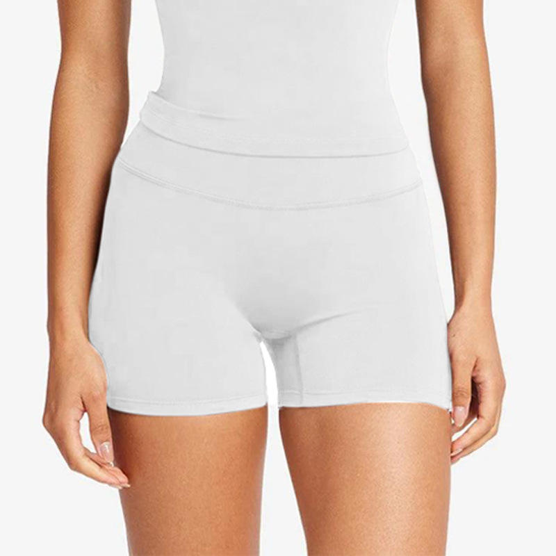 กางเกงขาสั้นสีขาว