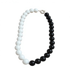 Collier en résine fait main – Bijou pendentif artistique unique avec un magnifique design en résine pour femmes et filles, parfait pour tous les jours - Product Image 1