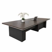Table de réunion de direction en bois grainé avec gestion des câbles et prises intégrées pour mobilier de bureau commercial