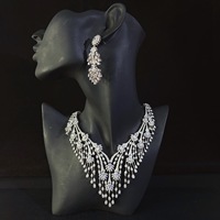 Parure Collier et Boucles d'Oreilles en Cuivre Plaqué Platine avec Zircon et Pompon pour Femme – Style Luxe Léger, Haute Qualité, Idéal Mariage, Cadeau, Soirée – Vente en Gros