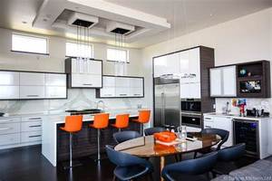 Meuble de cuisine intégré sur mesure avec évier, cuisinière, rangement latéral et espace repas - Product Image 3