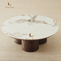 Table basse Zen Wabi Sabi avec base en chêne fumé patiné, pieds cylindriques épais, forme ronde organique et plateau en marbre apaisant