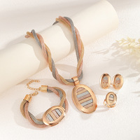 Bijoux fantaisie, collier en maille tricolore, boucles d'oreilles, bague, bracelet, ensemble quatre pièces pour femmes.