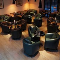 Fauteuil de salle à manger individuel en cuir, style minimaliste de luxe, pour restaurant commercial, avec table en pierre frittée pour restaurant buffet