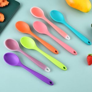 Cuillères en silicone de couleur bonbon, petite taille, résistantes à la chaleur, ustensiles de cuisine pour enfants et adultes, design à corps droit de couleur unie - Product Image 1