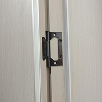 Portes intérieures modernes en bois foncé texturé, style luxe léger, avec isolation phonique et surface finie imperméable pour villas