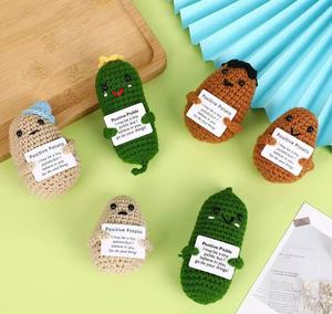 Muñecos de Comida Positiva Hechos a Mano de Ganchillo, Amigurumi Patata, Pepinillo, Piña, Champiñón con Tarjeta, Adorno Lindo para Escritorio al por Mayor - Product Image 3