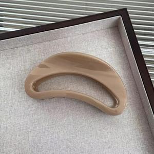 Nouvelle grande pince à cheveux creuse en forme de requin pour femmes, pince à griffes en plastique incurvée aux couleurs unies, accessoires capillaires légers et durables - Product Image 4