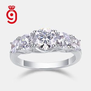 Anello in Oro Massiccio 18K con <span class=keywords><strong>Cinque</strong></span> Pietre Moissanite Taglio Rotondo, Anello di Lusso per Fidanzamento, Matrimonio e Uso Quotidiano, Certificato GRA - Product Image 5