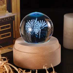 Kristall kugel Spieluhr Rotierende Projektion Leuchtende LED-Licht box Holz basis Handkurbel Spieluhr Geschenk