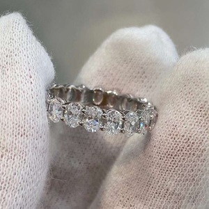Bague de mariage en or blanc 18 carats avec diamant de laboratoire taille ovale - Product Image 4