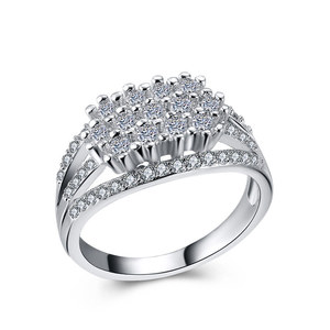 Anello da Donna a Tre File con Taglio Rotondo Scintillante, Elegante Gioiello Regolabile in Lega, Stile Moderno - Product Image 1