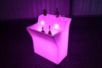 Comptoir de bar LED moderne et élégant, en plastique durable, lumineux, table de fête, design de mobilier de bar élégant pour la maison