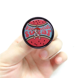 Spilla Decorativa per Amanti della <span class=keywords><strong>Musica</strong></span> Pop, Distintivo in Metallo a Tema Album, Accessorio Personalizzato per Zaino, Spilla Distintiva, Medaglione Squisito, Regalo - Product Image 1