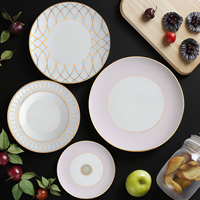 Assiettes de présentation roses avec bordure dorée, assiettes en porcelaine fine pour mariage, vente en gros en usine