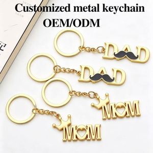 Llaveros de aleación de zinc con logotipos personalizados de fábrica, letras huecas, colgantes de metal esmaltado suave y duro, accesorios para bolsos - Product Image 1