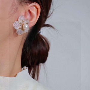 Pendientes de Perlas Florales con Diseño Original en Oro de 14K, Artesanía Italiana en Encaje Metálico, Perlas de Agua Dulce de 9-10mm con Alto Brillo - Product Image 4