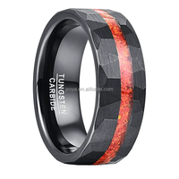 Bague classique en carbure de tungstène noir de 8mm de bijoux POYA incrustation d'opale rouge martelée pour anniversaire de fête de fiançailles de mariage