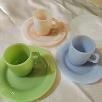 Koreanisches Tafelgeschirr mit individuellem Logo: Milchglas-Teller, passende Kaffee- und Kuchenteller, Opal-Jade-Glasteller und -Schalen