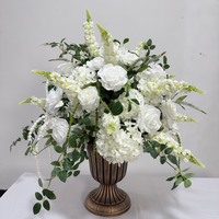 Composition florale en gros de roses roses pour la mise en scène de demande en mariage, boule de fleurs, centres de table de mariage, décoration
