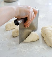 Ustensiles de cuisine et emporte-pièces pour pâtisserie, grattoir à pâte en acier inoxydable avec manche en acier pour légumes et fruits