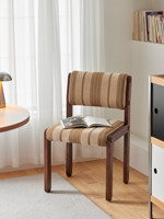 Chaise de salle à manger en bois massif de style français du milieu du siècle, avec dossier rembourré et revêtement en lin, design durable