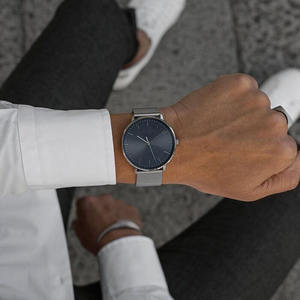 Montre minimaliste pour homme avec logo personnalisé, marque privée populaire, bracelet en <span class=keywords><strong>maille</strong></span> ultra-fin à dégagement rapide, cadran noir simple - Product Image 4