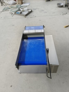 Machine à rouler les croissants <span class=keywords><strong>au</strong></span> <span class=keywords><strong>beurre</strong></span> à bas <span class=keywords><strong>prix</strong></span>, machine automatique de comptoir mini CE pour la fabrication de croissants italiens - Product Image 6