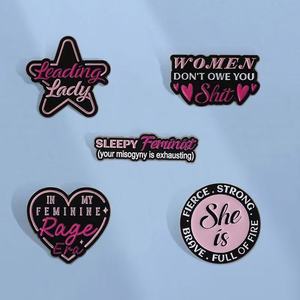Épinglette en émail à la mode avec citations féministes indépendantes, mon époque de <span class=keywords><strong>rage</strong></span> féminine, elle est féroce, forte, courageuse, pleine de feu, en métal - Product Image 2