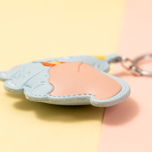 Lindo estilo Anime seguro PU cuero llavero luz en relieve colgante decoración logotipo impreso personalizado serigrafía al por mayor - Product Image 1