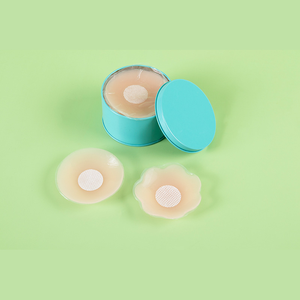 Autocollants Niidor pour couvre-mamelons, soutiens-<span class=keywords><strong>gorge</strong></span> adhésifs réutilisables en silicone pour mamelons pour femmes pétales de poitrine avec étui de voyage - Product Image 1