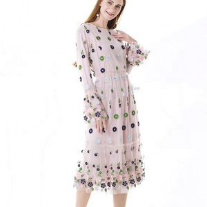 เดรสฤดูร้อนแบบใหม่ขายดี เป็นมิตรกับสิ่งแวดล้อม สำหรับผู้หญิง ตกแต่งด้วยผ้าตาข่ายปักลาย พร้อมเดรสยาวปานกลางแขนยาวสวยหรูสำหรับสุภาพสตรี - Product Image 2