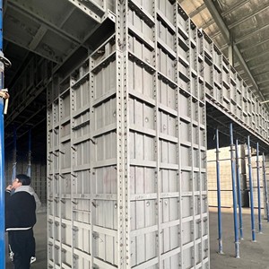 Coffrage en aluminium : Cadres rigides en alliage pour le coffrage de béton à haute liquidité et système de construction de murs lisses - Product Image 1