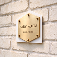 Plaque de porte carrée en laiton gravée, moderne et écologique, pour toilettes féminines, avec plaque de fond blanche et clous en laiton, signalétique WC personnalisée en métal