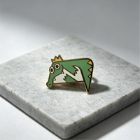 Épinglette en émail dur plaqué or, design crocodile vert aux grands yeux amusants, personnalisée par l'usine de Kunshan