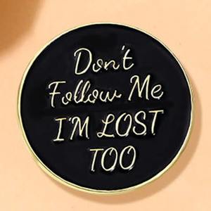 "Ne me suivez pas, je suis perdu aussi" Lettre noire Broche Énonciations célèbres Phrases: Accessoires décoratifs pour sac à dos Badge décolleté - Product Image 5