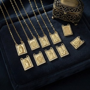 Collier pendentif Saint en laiton plaqué or 18 carats avec cadre rectangulaire, bordure en strass CZ à rangée unique et figure de Saint en or surélevée - Product Image 4