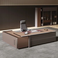 Ensemble de mobilier de bureau de direction incurvé de luxe, bureau de PDG moderne en bois avec armoire latérale et fauteuil en cuir