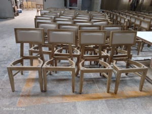 Chaise de salle à manger Franklin en bois massif empilable Sinofur avec dossier en cannage, pour événements et fêtes, qualité commerciale pour l'extérieur - Product Image 6