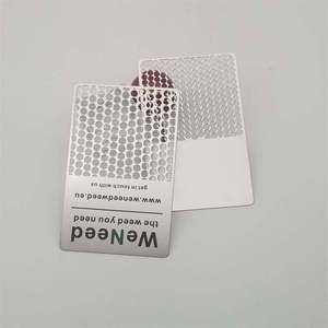 Molino de Hierbas Metálico en Forma de Tarjeta para Cigarrillos - Product Image 2