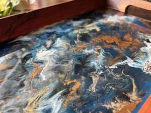 Bandeja de Madera con Acabado de Resina Artística que Combina Funcionalidad y Atractivo Estético, Ideal para Entretener Invitados - Product Image 2