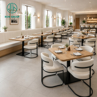 Ensemble de mobilier commercial Ron Group : Tabourets de bar, table carrée en bois, chaise rembourrée, banquette en cuir