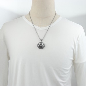 Collar con Colgante de Jefe Indígena yunnique, Diseño Geométrico Redondo en Acero de Titanio, Cadena de 60 cm, Primavera 2024 - Product Image 4